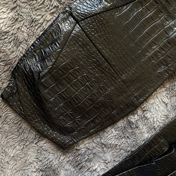 Bite Back Vegan Leather Croc Set - Picture 3 of 10